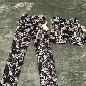 Tropical Black and White Women’s medium Old Navy 2 piece active set new
